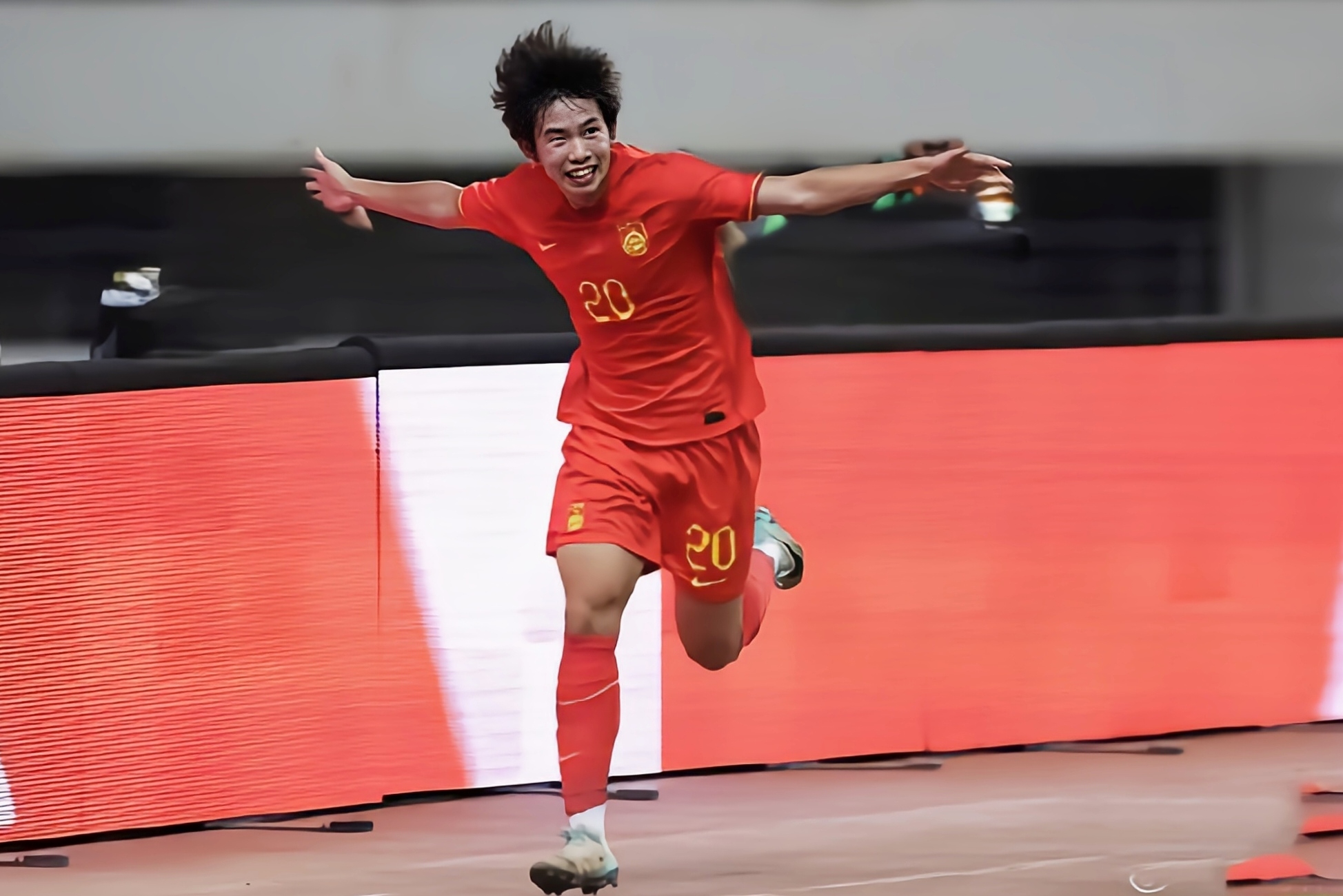 米兰体育app下载-朗代尔斯主场击败兰斯，取得关键胜利的简单介绍